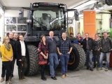 Stefan Putz (in der Mitte mit Tochter Maria und Wilfried Winterauer/Vertrieb) hat mit seinem „Syn Trac“ den Traktor neu erfunden -- Fotos JW I. Skgt.