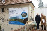 Der Baustart zur Revitalisierung der Villa Satori in Gmunden ist jetzt erfolgt (Geschäftsführer Dr. Wolfgang Mairhofer und DI Knut Drugowitsch) -- Fotonachweis TRIO