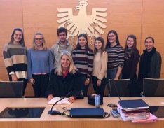 Foto: Richterin Mag. Sabine Anzenberger mit den MaturantInnen der HLWplus Bad Aussee