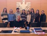 Foto: Richterin Mag. Sabine Anzenberger mit den MaturantInnen der HLWplus Bad Aussee