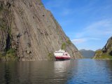 Hurtigrutenschiff im Trollfjord