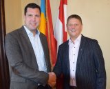 : Bürgermeister Stefan Krapf mit 
 Johannes Bamminger bei dessen Amtsantritt. 
Foto: Stadtgemeinde Gmunden 
