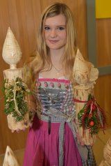 Anna mit Kerzen aus Fichtenholz 
