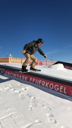FIVE BORO Snowpark Feuerkogel - Michael Nadler auf der 6 Meter langen Box -- Fotos O?- Seilbahnholding ??