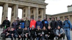Die Schüler/-innen der Klasse 4aMod der Berufsschule Attnang besuchten im Rahmen ihrer viertägigen Exkursion nach Berlin auch das Brandenburger Tor._Friedrich_Wiesmayr