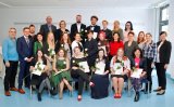 Die Diplomandinnen und Diplomanden der Schule für Gesundheits- und Krankenpflege Gmunden mit ihren Gratulantinnen und Gratulanten.