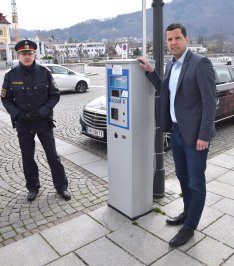 Stefan Krapf und Dietmar Pühringer vor dem Rathaus und einem in nächster Zeit nicht so wichtigen Parkautomaten. 
Foto: Stadtgemeinde Gmunden,