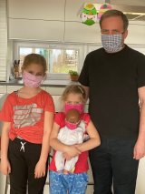 Foto (OOE Zivilschutz): OOE Zivilschutz-Präsident NR Michael Hammer und seine Töchter gehen mit gutem Beispiel voran und tragen Schutzmasken