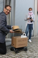 Hier ein besonders originelles und vorbildliches Beispiel von Haas Hüte: Lieferung mittels ferngesteuertem Auto, um den Kundenkontakt zu vermeiden und die Ansteckungsgefahr zu verringern. 
Bild © WKO Gmunden