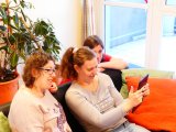 Sonja Pastleitner, Isabella Stanig und Monika Leeb (von links nach rechts) sind drei Bewohnerinnen des O?-ZIV-Wohnhauses „Feichtlgut“ und freuen sich darüber, ihre Liebsten per Videotelefonie hören und sehen zu können. 
