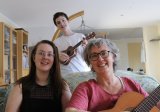Eine musikalische Familie, die sich für Welser in Not einsetzen: Lucia Weber und ihre Kinder Judith und Samuel. 
Fotos (honorarfrei): Weber