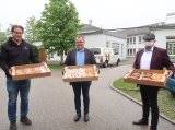 Lieferung: Bäcker Gerhart Hinterwirth, O?-ZIV-Geschäftsführer Michael Leitner und Einrichtungsleiter J.J. Gruber (von links nach rechts) präsentieren das süße Gastgeschenk