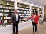 Übergabe: OOEZIV-Geschäftsführer Michael Leitner freut sich über die Spende von Mag.a Susanne Sokoll-Seebacher von der Landapotheke Pinsdorf