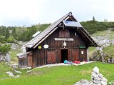 Foto Peter Perstl 
Die Obertrauner Sarsteinhütte ist ab Pfingsten an den Wochenenden wieder bewirtschaftet.
