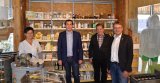 Foto (© SP?-): Besuch im österreichischen Imkerzentrum (v.l.n.r.: Susanne Wimmer, Günther Sidl, Präsident Johann Gaisberger, Hannes Heide)