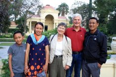 Dr. Alfred Bichler und seine Ehefrau Jutta beim bislang letzten Besuch von Pemas Familie in Nepal im Oktober 2018.