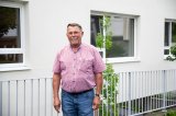 Der Arbeitsgruppenobmann Arnold Bauer vor dem neu eröffneten Wohnhaus der Lebenshilfe in Gmunden. -- Bildhinweis: Lebenshilfe Oberösterreich