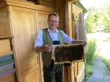 (©Team MEP Hannes Heide): Hannes Heide zu Besuch bei Imkerinnen und Imkern aus dem Salzkammergut