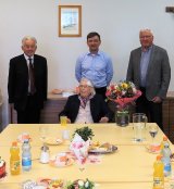 LH a.D. Dr. Josef Pühringer, Pfarrer Ernst Wageneder (m.) und Karl Feurhuber (r.) gratulierten Theresia Lettner zum 106. Geburtstag. g.