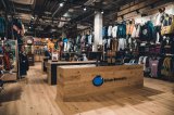 Der internationale Boardsport- und Lifestylespezialist Blue Tomato zieht mit einem neuen Shop in das Shoppingcenter VARENA in Vöcklabruck ein. (Im Bild: Shop in Glatt/CH -Bildquelle: blue-tomato.com