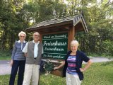 (C: Tourismusverband Fuschlseeregion) v.l.n.r.: Erika & Werner Denz mit Vermieterin Hildegard Resch