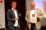 Victor-Adler-Plakette für Pinsdorf`s Bürgermeister Dieter Helms überreicht von LAbg. Sabine Promberger