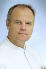 Prim. Dr. Peter Dovjak, Leiter der Akutgeriatrie und Remobilisation am Salzkammergut Klinikum Gmunden. 
Bildquelle: OOEG