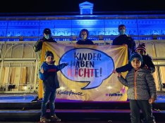 turntheworldblue ein weltweites Zeichen für Kinderrechte: In Bad Ischl erstrahlte das Kongresshaus in Blau