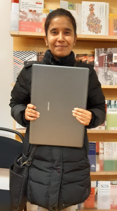 Text zu Foto: Der Laptop ermöglicht Mehria ihre Fortbildung von daheim aus fortzusetzen. (C.: Volkshilfe FMB/Ram)