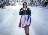 Ein Dirndl passt immer auch beim Winterwandern im Ausseerland-Salzkammergut. 
Foto: Steiermark Tourismus/Tom Lamm 
