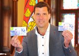 Bürgermeister Stefan Krapf mit den dreitausendfach rückvergüteten 20 Euro in Gmundner Einkaufsgutscheinen. 
Foto: Stadtgemeinde Gmunden