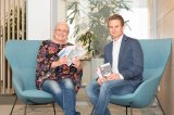 Autorin Monika Krautgartner und Verlagschef Rudolf Trauner arbeiten schon lange zusammen und stellen nun das neue Buch Faxn vor. -- Bildquelle: Trauner Verlag
