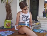 Die Schülerzeitschriften-Reihe von Buchklub und Jugendrotkreuz begleitet junge Leser und Leserinnen wie Magdalena durch ihre Pflichtschulzeit. 
Credit: OOERK/Maier R.