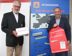 Foto (OERK/Hartl): OOE. Rotkreuz-Präsident Dr. Walter Aichinger und OOE- Zivilschutz-Präsident NR Bgm. Mag. Michael Hammer