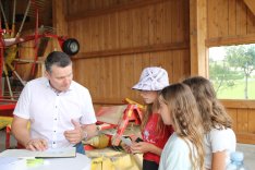 Bürgermeisterkandidat Hans-Peter Pachler im Gespräch mit engagierten Kindern