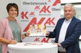 AK-Vizepräsidentin Elfriede Schober und AK-Präsident Dr. Johann Kalliauer präsentieren den neuen AK-Kinderbetreuungsatlas 2021 
Fotocredit: AK OOE /Wolfgang Spitzbart