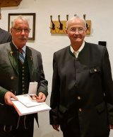 Ewald Ebner mit der Goldenen Verdienstmedaille und OL Hans Hinterer