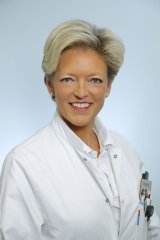 Prim.a Dr.in Tina Astecker, Leiterin der Abteilung für Augenheilkunde und Optometrie am Salzkammergut Klinikum Vöcklabruck, rät zu regelmäßigen und rechtzeitigen Pausen. 
Fotocredit: OOEG