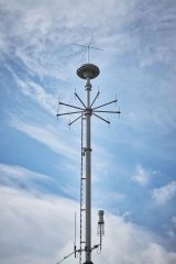 Mast mit Funkpeilsystem -- FotografIn Alexander Haiden -- Quelle BMLRT 
 
