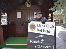 Vor der startbereiten Punschhütte musste Präsident Dr. Martin Witek leider die Absage bekannt geben. Foto: © Lions Club-Reimair