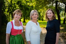 Foto WKO
Fototext: Frau in der Wirtschaft-Gmunden – Stv.in Elfriede Höplinger, Vorsitzende Claudia Hindinger und Stv.in Margit Pöll