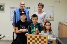 : Das erfolgreiche Team des ASKÖ Schachclubs Bad Goisern mit Jugendbetreuer Christian Leitner