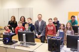 Martin Ettinger im Kreis der SchülerInnen und Lehrkräfte der Gmundner Nikolaus-Lenau-Schule, die mit 3-D-Druckern experimentieren durfte