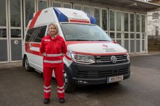 OERK: Celina Frühwirth vor dem HIT-Sanitätswagen.