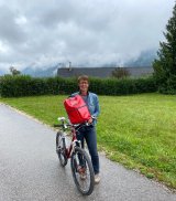 Foto: Landtagsabgeordnete Sabine Promberger (SP?-) mit ihrem „roten Rucksack“