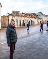 Abgeordneter Hannes Heide macht sich ein Bild von den massiven Zerstörungen im Stadtzentrum von Petrinja. --- Fotos Chris Gütl