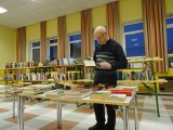 Pfarrer Freudenthaler beim Schmökern in alten Gebetbüchern am Bücherflohmarkt im Pfarrheim