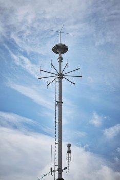 Mast mit Funkpeilsystem -- FotografIn Alexander Haiden -- Quelle BMLRT 
 
