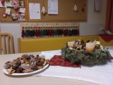 Mit Keksen, Adventkranz und einem Adventkalender versuchen die MitarbeiterInnen 
der COVID-Station in Gmunden ein wenig Weihnachtsstimmung in ihren Aufenthaltsraum zu 
bringen. - Fotocredit: OOEG