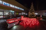 An jedem der drei Standorte des Salzkammergut Klinikums, wie hier in Gmunden, 
erinnerte ein Lichtermeer aus 345 Kerzen an die Verstorbenen. 
Fotocredit: OOEG